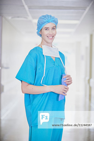 Porträt einer jungen Ärztin mit Kitteln im Krankenhauskorridor