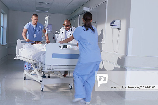Arzt und medizinisches Laufen mit Patientenbett im Krankenhausnotfall