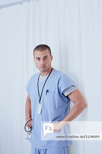 Porträt eines selbstbewussten männlichen Arztes auf der Krankenhausstation