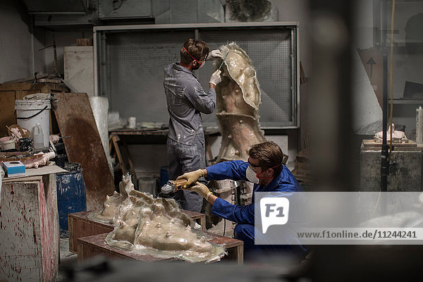 Bildhauer im Atelier von Künstlern  die Skulpturen schaffen