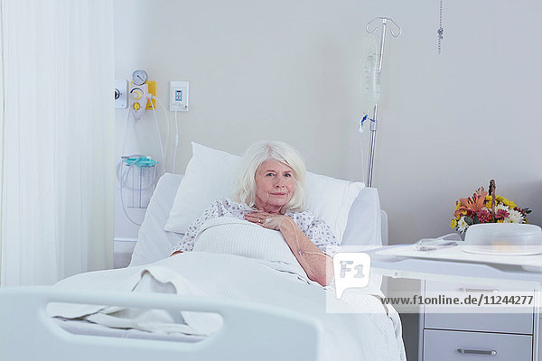 Porträt einer älteren Patientin im Krankenhausbett