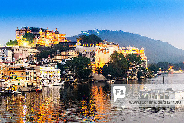 Stadtpalast und Pichola-See Udaipur Rajasthan Indien