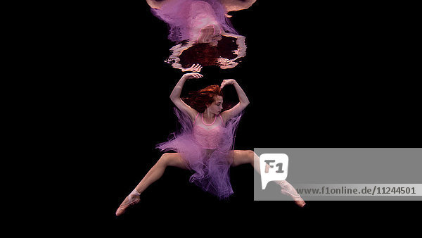 Unterwasseraufnahme eines Mädchens in Tutu- und Ballettschuhen