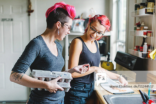 Zwei junge Frauen bereiten in der Küche Essen zu