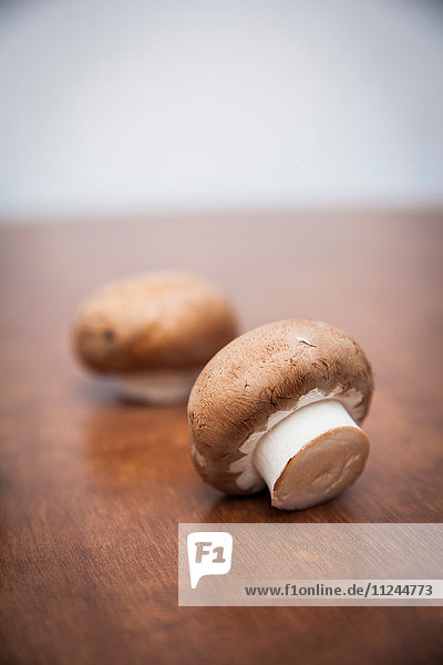 Zwei Pilze auf Holztisch