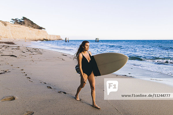 Surfer mit Surfbrett am Strand  Santa Cruz  Kalifornien  USA