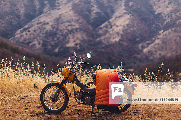 Motorrad mit Decke über dem Sitz  Sequoia-Nationalpark  Kalifornien  USA
