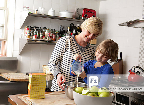 Mutter und Tochter in der Küche bei der Essenszubereitung