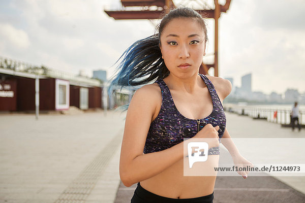 Frau joggt vor der Kamera  Südbund  Shanghai  China