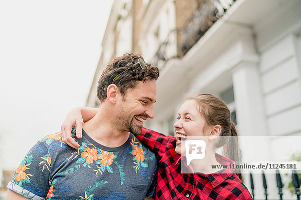 Junges glückliches Paar  das die Straße entlang schlendert  Kings Road  London  UK