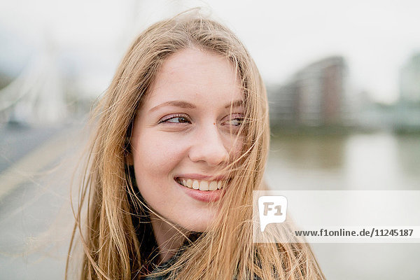 Porträt einer blondhaarigen jungen Frau am Wasser  Battersea Park  London  UK