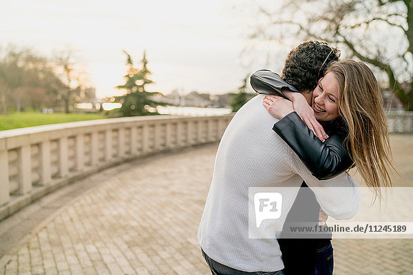 Romantisches Paar umarmt sich im Battersea Park  London  UK
