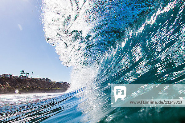 Blick durch den Wellenkamm  Encinitas  Kalifornien  USA