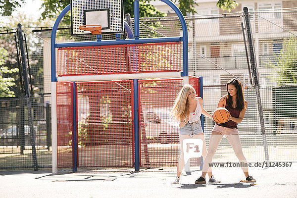 Zwei Frauen üben auf dem Basketballplatz