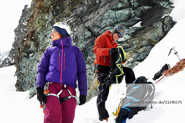 Bergsteiger bereiten Ausrüstung auf schneebedecktem Berg vor  Saas Fee  Schweiz