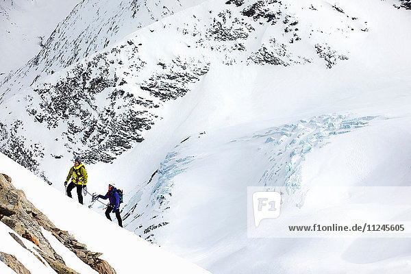 Bergsteiger Skitouren auf schneebedecktem Berg  Saas Fee  Schweiz