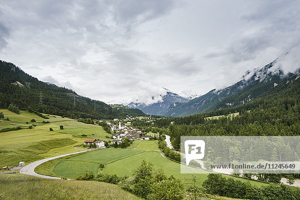 Landschaftsansicht mit grünem Tal und Bergen  Surava  Schweiz