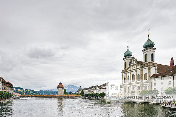 Kapellbrücke und Wasserturm,  rechts Jesuitenkirche,  Luzern,  Schweiz