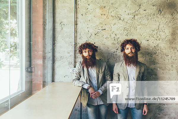 Porträt von eineiigen männlichen Hipster-Zwillingen im Büro