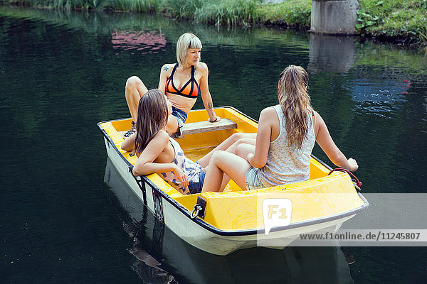 Drei erwachsene Freundinnen im Ruderboot auf dem See  Sattelbergalm  Tirol  Österreich