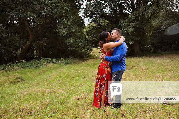 Reifes Paar im Freien  auf dem Feld stehend  küssend