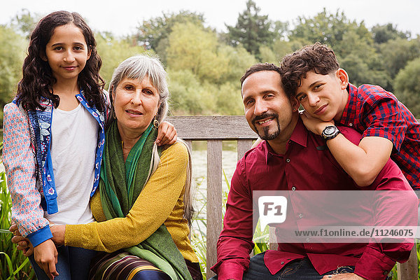 Porträt einer Drei-Generationen-Familie  im Freien
