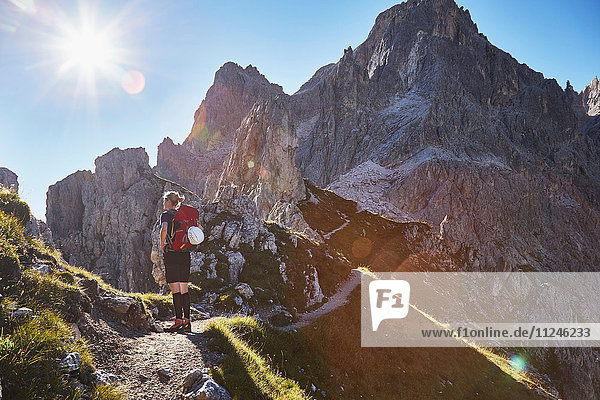 Rückansicht einer Wanderin in den Dolomiten  Sexten  Südtirol  Italien