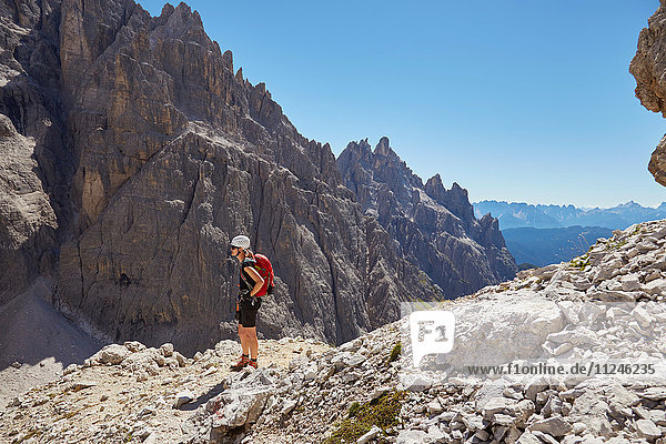 Wanderin mit Blick auf die Dolomiten  Sexten  Südtirol  Italien