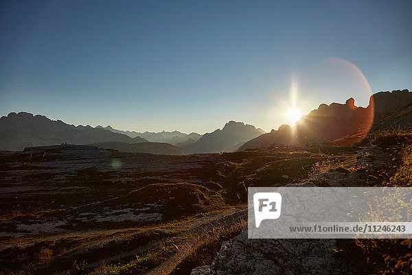 Malerische Berglandschaft bei Sonnenuntergang  Dolomiten  Sexten  Südtirol  Italien