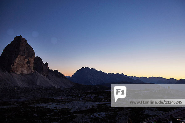 Silhouettenhafte Berglandschaft bei Sonnenuntergang  Dolomiten  Sexten  Südtirol  Italien