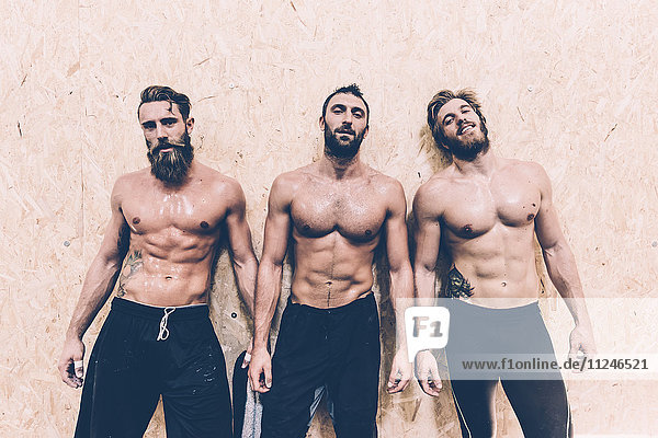 Porträt von drei männlichen Macho-Cross-Trainern im Fitnessstudio