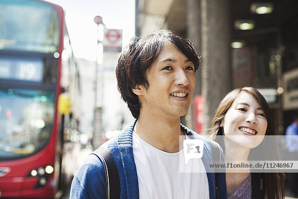 Ein junger Mann und eine junge Frau auf einer Londoner Straße