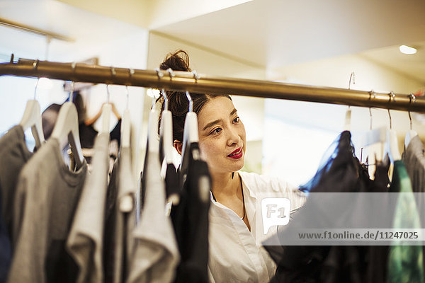 Frau  die in einer Modeboutique in Tokio  Japan  arbeitet.