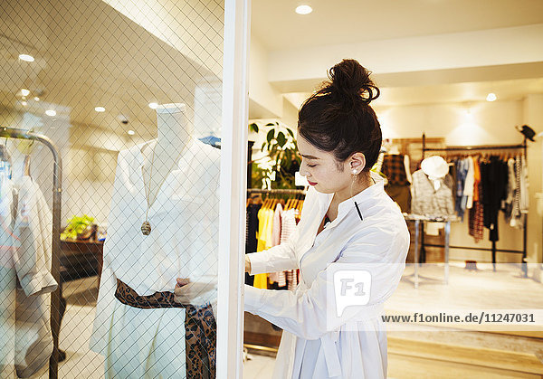 Frau  die in einer Modeboutique in Tokio  Japan  arbeitet.
