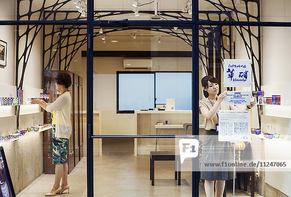 Geschäft mit geschliffenem Glas von Edo Kiriko in Tokio  Japan.