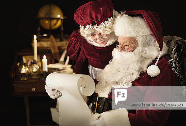 santa-and-mrs-claus-reading-child-s-letter