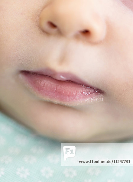 Nahaufnahme des Mundes eines kleinen Jungen (2-5 Monate)