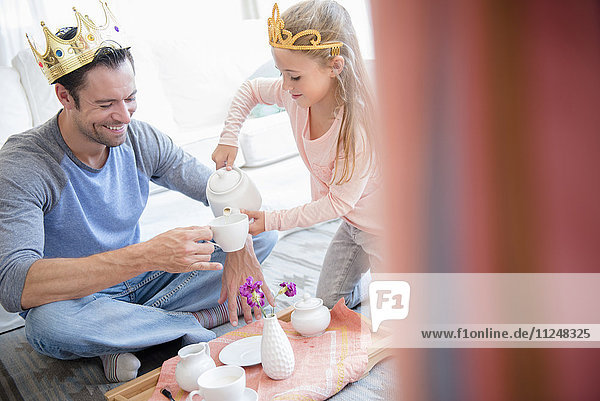 Tochter (6-7) feiert Teeparty mit Vater