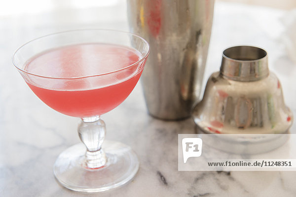 Cocktail im Trinkglas und Cocktailshaker
