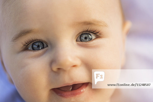 Close-of baby boy's (6-11 Monate) lächelndes Gesicht