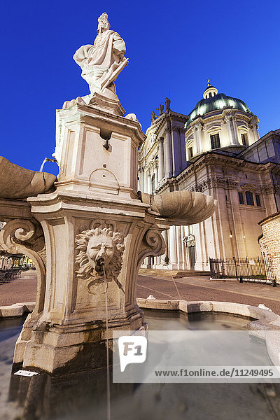Piazza Paolo VI  Springbrunnen mit Duomo Nuovo im Hintergrund