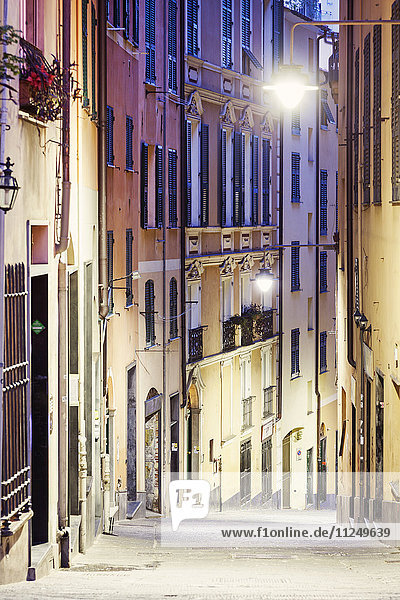 Die Straßen des historischen Zentrums von Genua in der Abenddämmerung