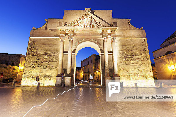 Porta Napoli in der Abenddämmerung beleuchtet