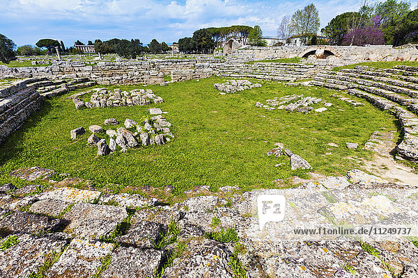 Felsen der Ruinen von Paestum im Kreis auf Gras