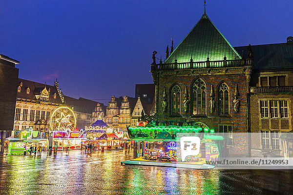 Weihnachtsmarkt auf dem Bremer Marktplatz Bremen  Deutschland