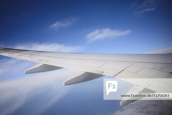 Ausgeschnittenes Bild eines Flugzeugs am Himmel