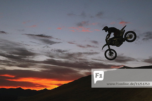 Motocross-Rennfahrer springt in die Luft