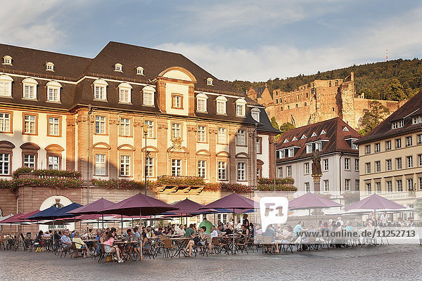 Restaurant und Straßencafé am Marktplatz  Rathaus und Schloss  Heidelberg  Baden-Württemberg  Deutschland  Europa