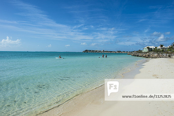 Weißer Sand und türkisfarbenes Wasser am Strand von Sapodilla  Providenciales  Turks- und Caicosinseln  Karibik  Mittelamerika