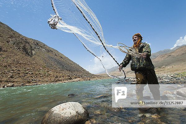 Ein Mann aus dem Panjshir-Tal fischt mit einem Wurfnetz  Afghanistan  Asien